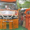 Poojya Swamiji flagging off the Vehicle carrying Chatur Dhaama earth and Water from Sacred Rivers